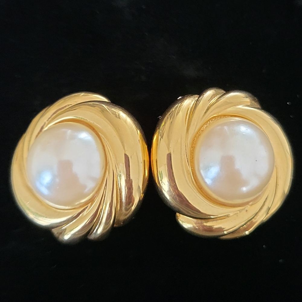 Vintage Goldtone Chunky Pearl Swirl Cilp Earrings
